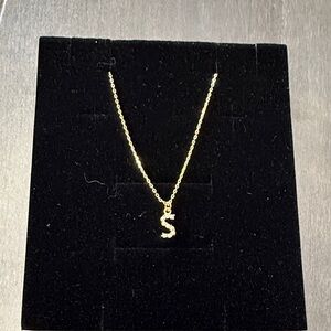 18K GOLD DAINTY PEARL INITIAL PENDANT NECKLACE - ‘S’